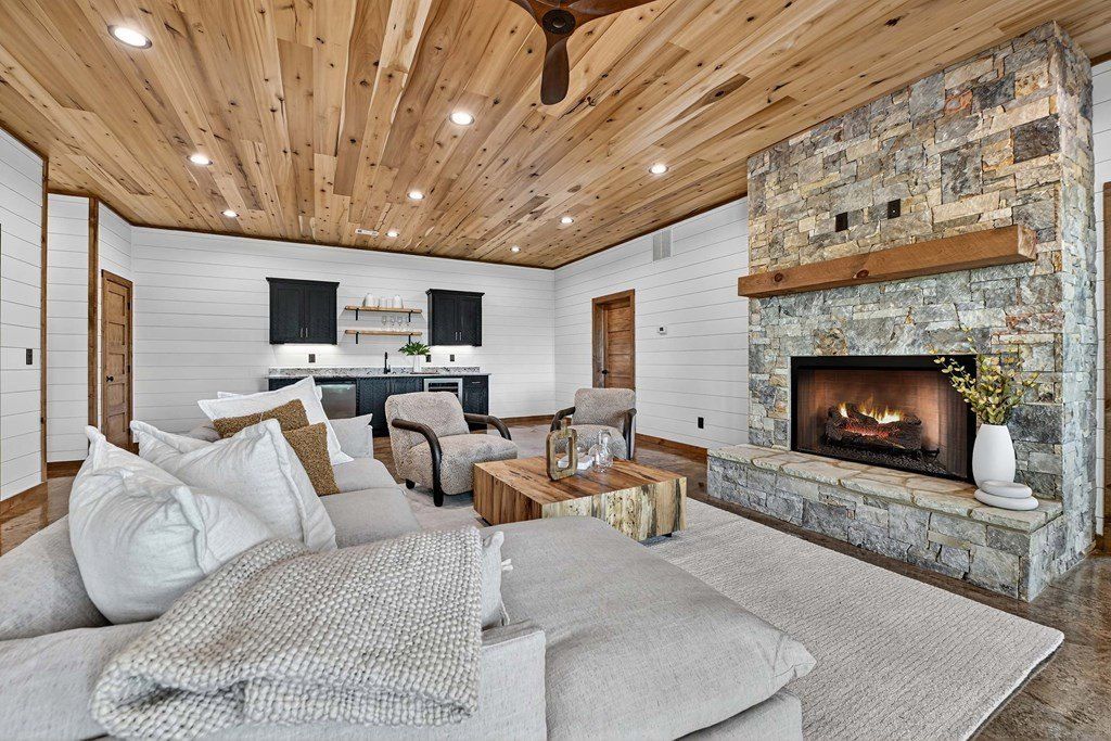 768 Cherokee Circle. Ellijay, GA 30540