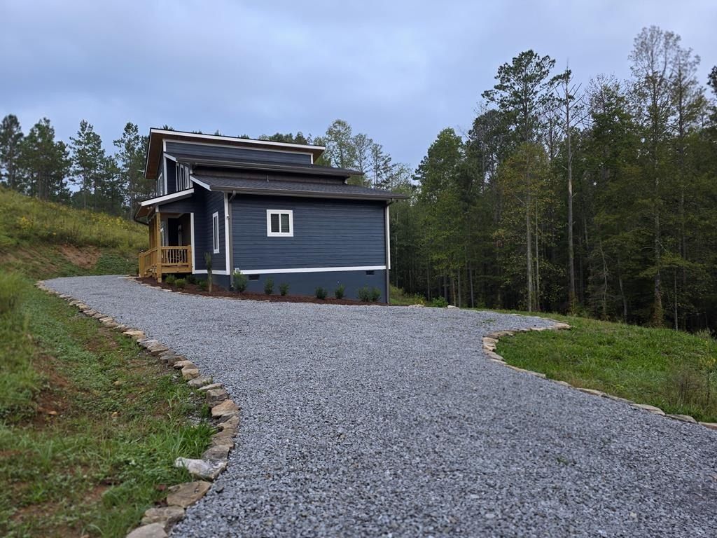 1958 Twisted Oak Road. Talking Rock, GA 30175