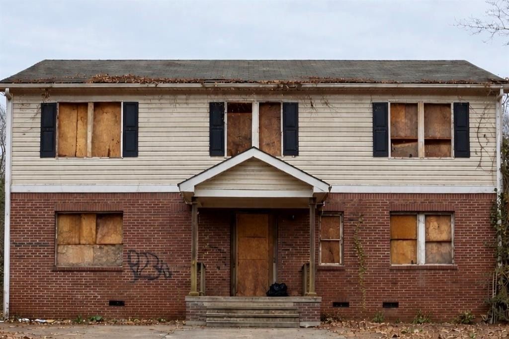 1995 Lois Place Nw. Atlanta, GA 30318