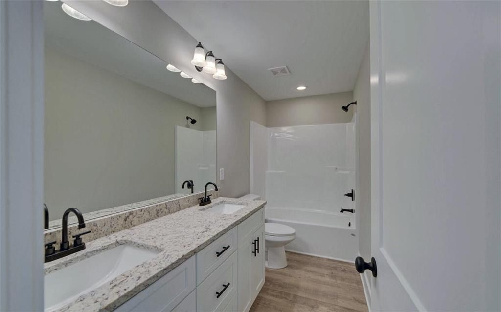 346 Park Place Drive. Lavonia, GA 30553