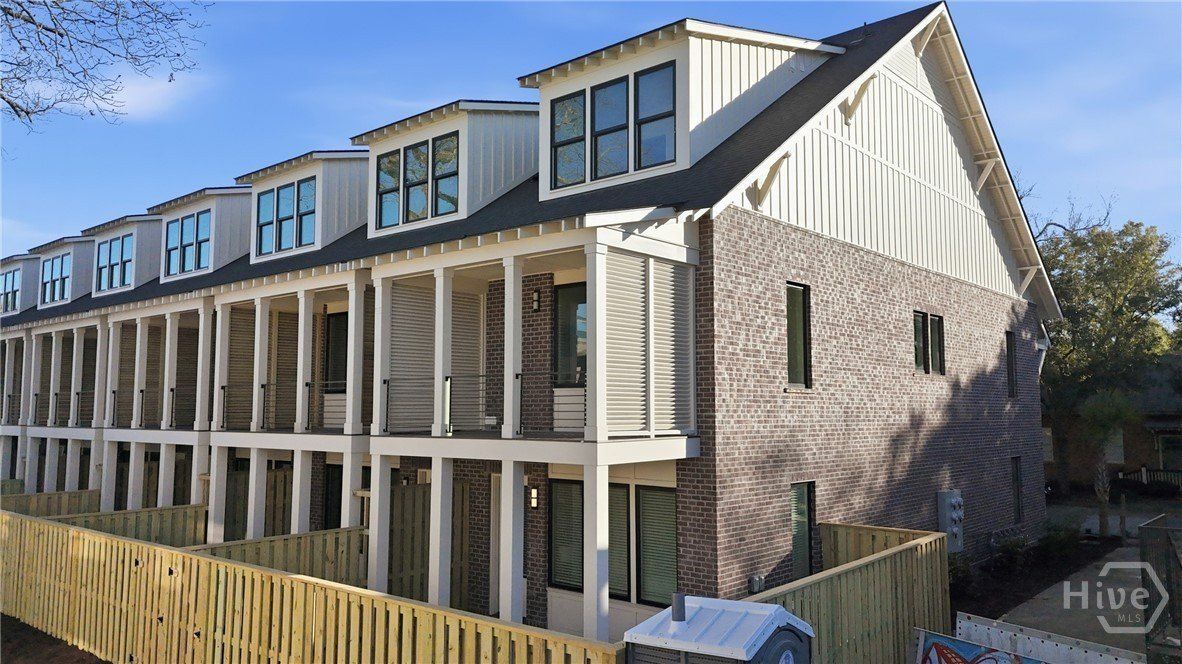 102 Pearl Street. Savannah, GA 31405