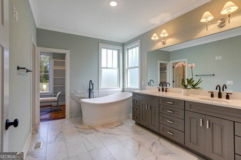 195 Farr Lake Drive. Tyrone, GA 30290