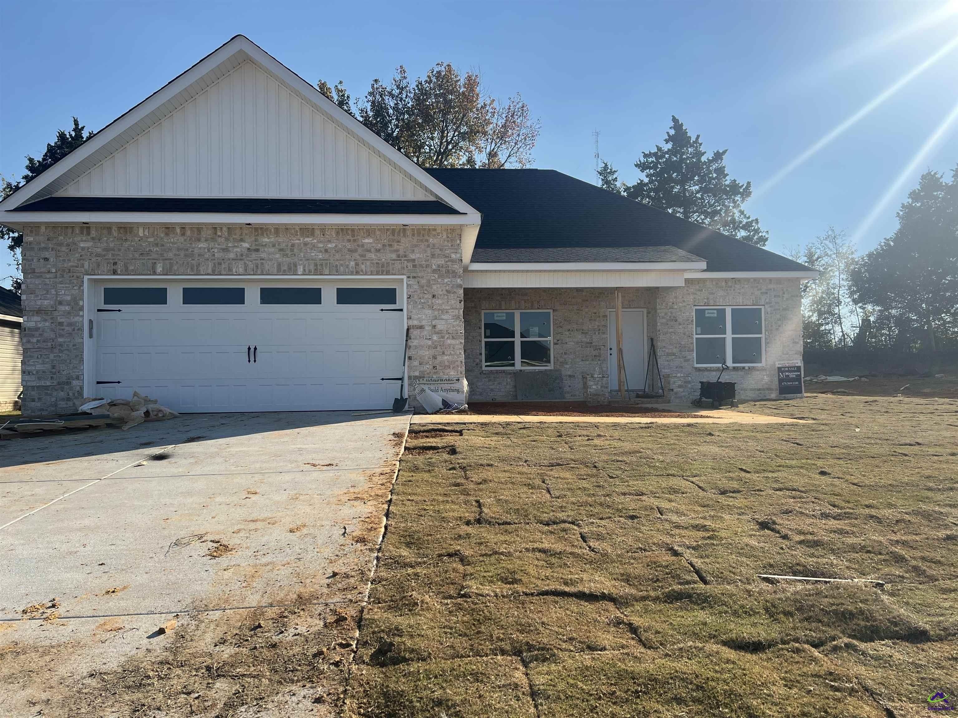 129 Early Drive. Byron, GA 31008