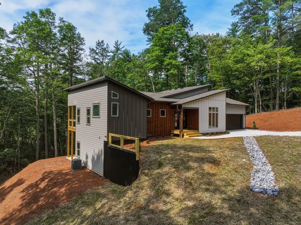 Gallery Court. Ellijay, GA 30540