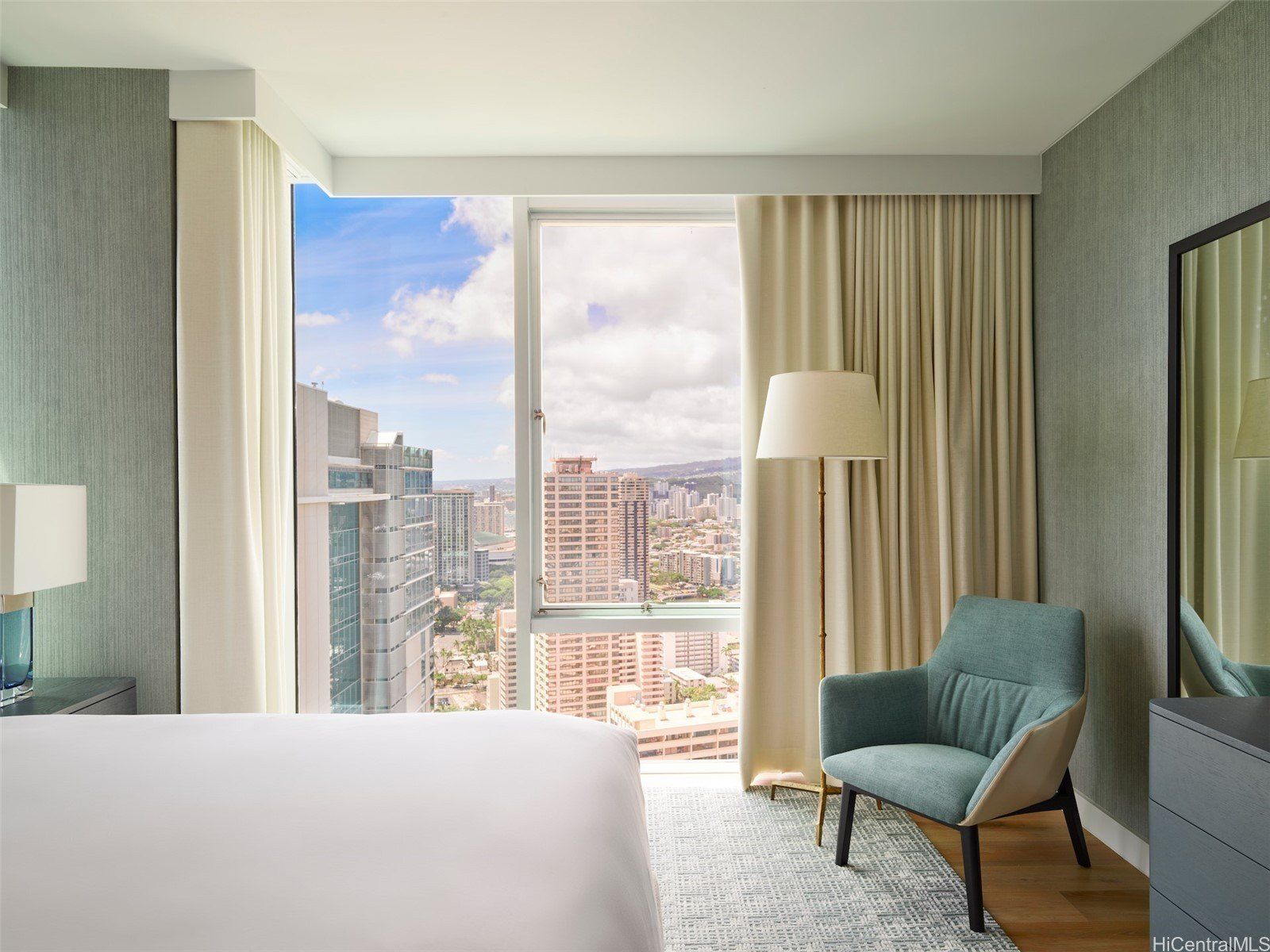 2139 Kuhio Avenue Unit PhA. Honolulu, HI 96815