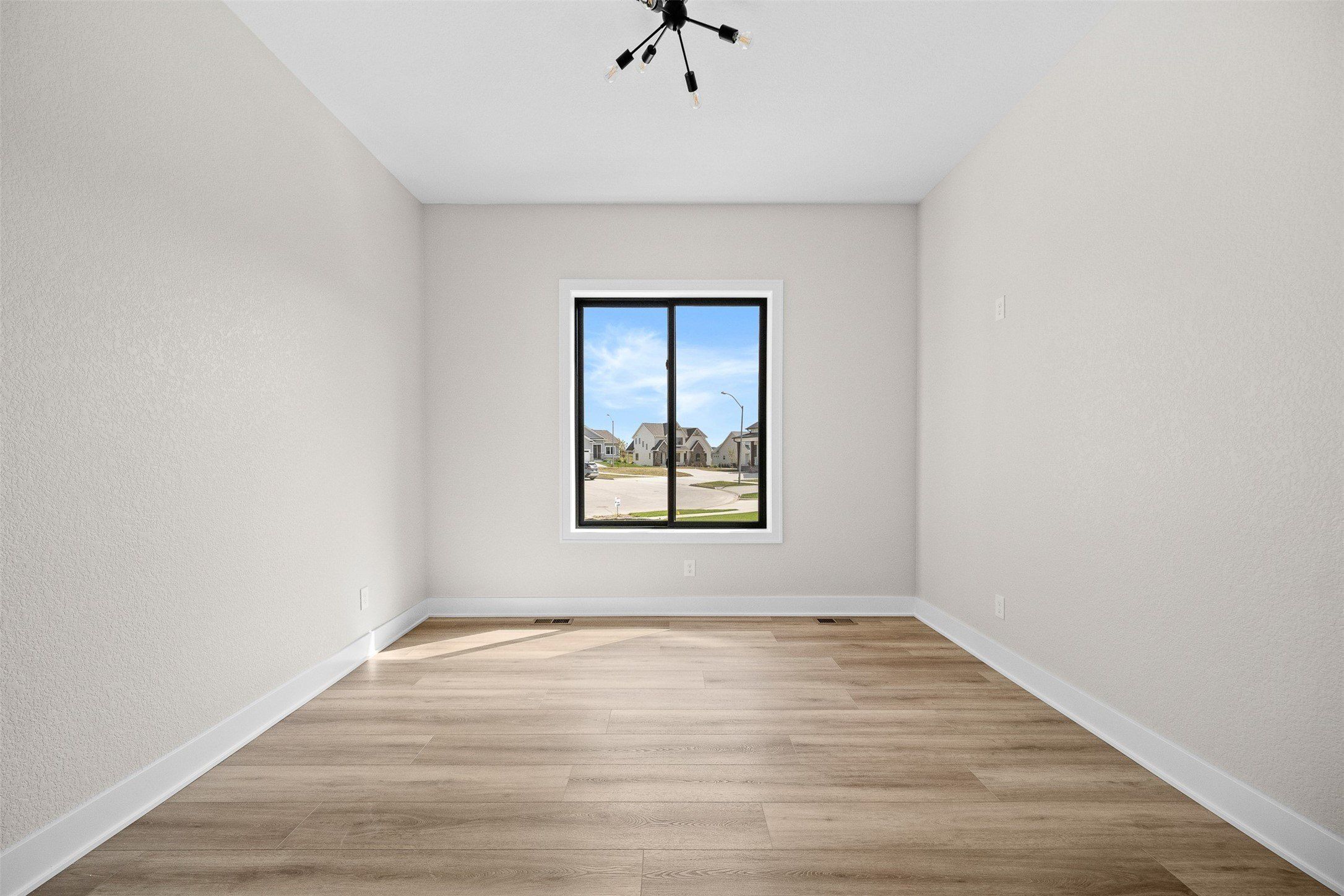 224 Ne 60Th Court. Ankeny, IA 50021