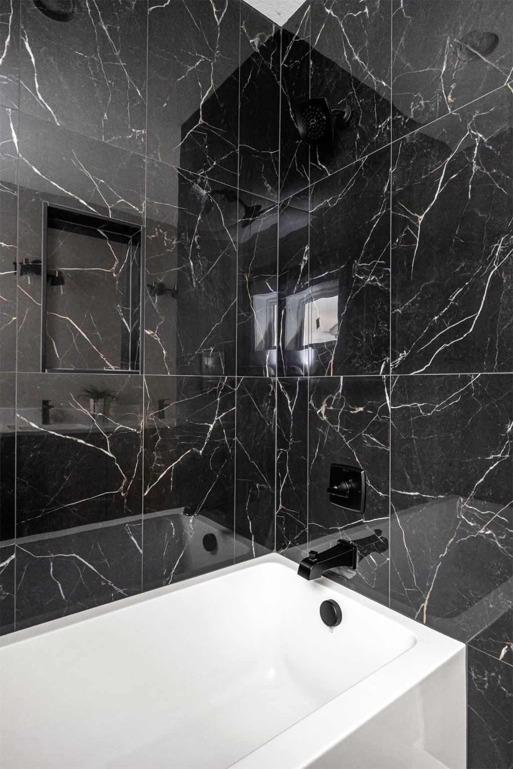 16624 Deerview Drive. Urbandale, IA 50323