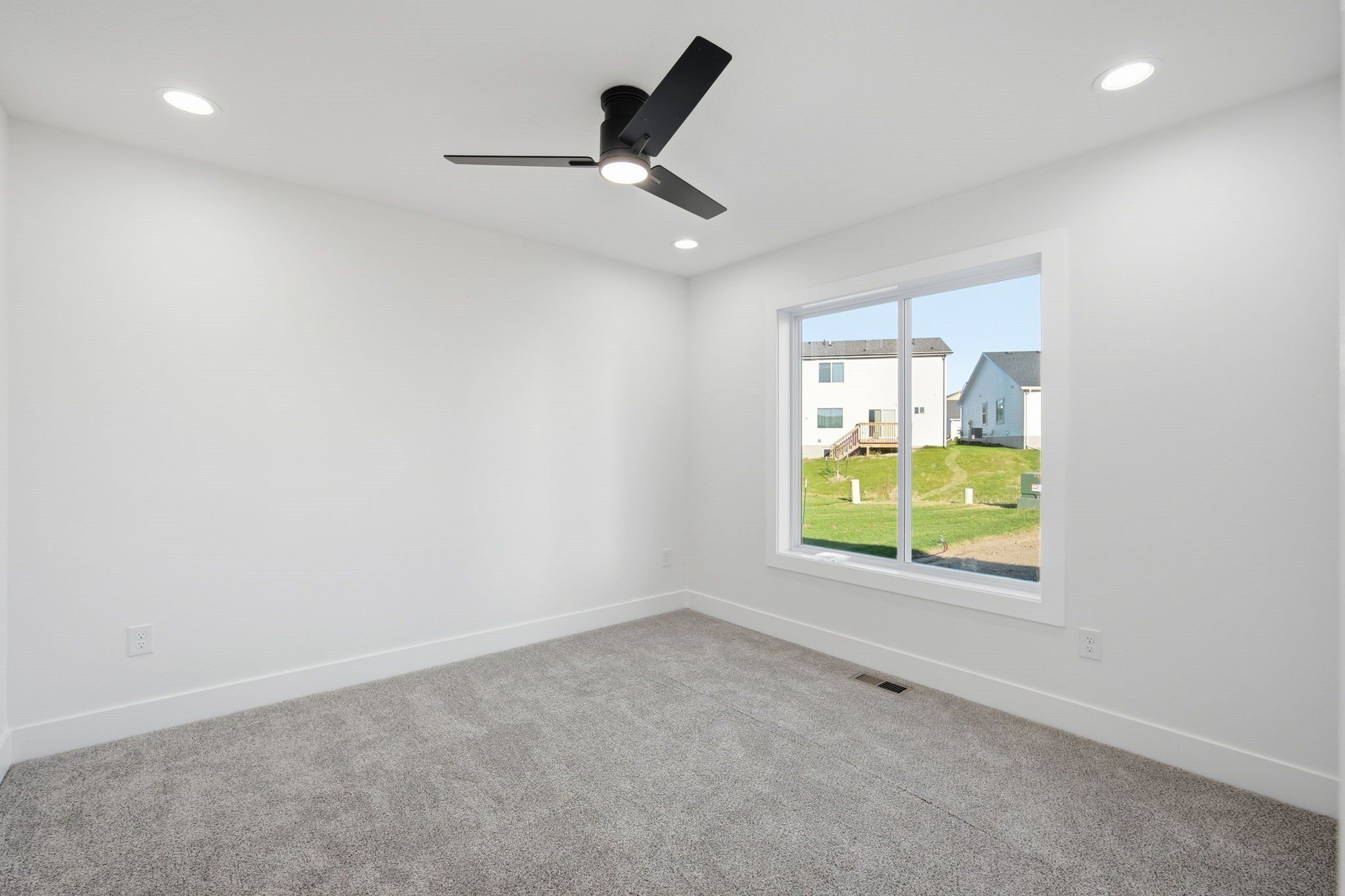 4397 Honey Bee Ridge. Des Moines, IA 50317