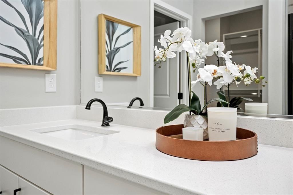 2724 Fleur Drive Unit 16. Des Moines, IA 50321