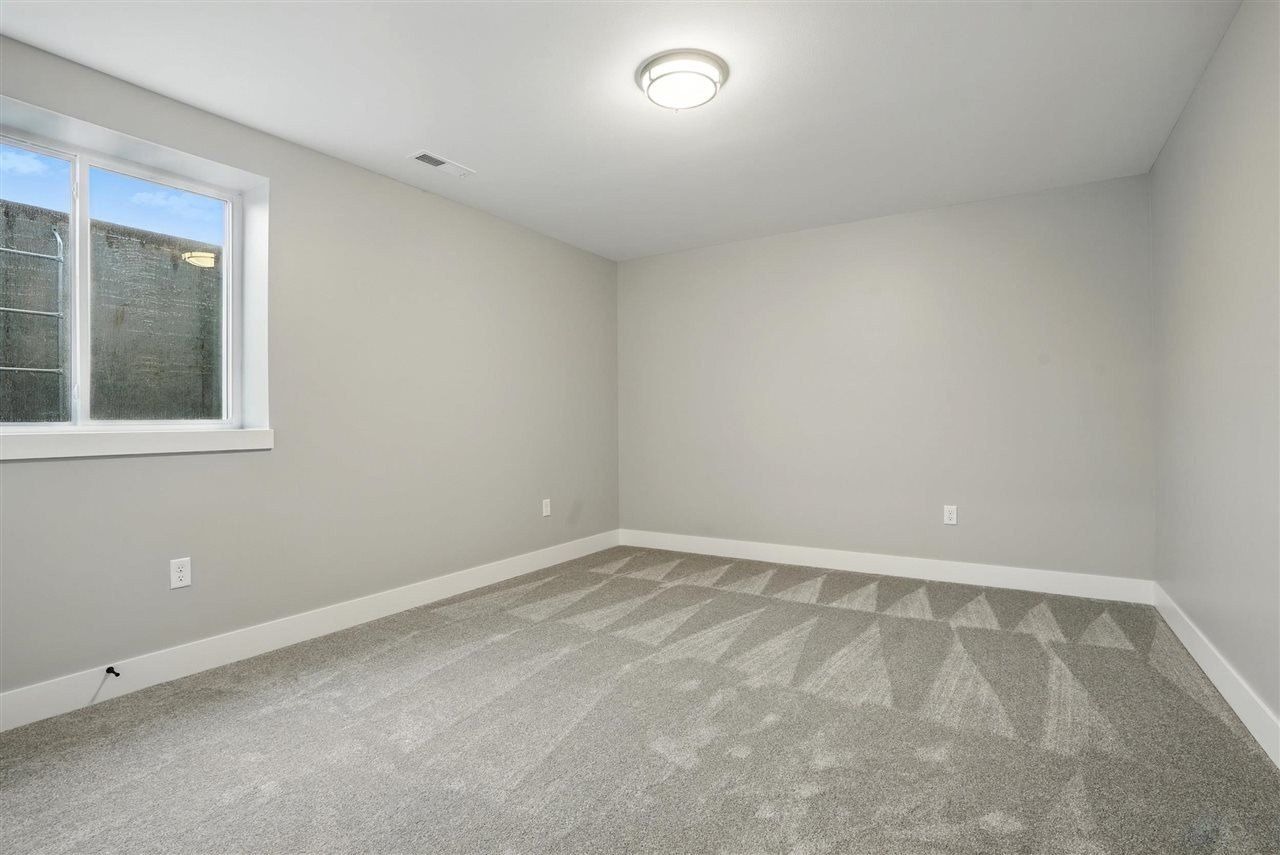 933 Long Dr. Solon, IA 52333