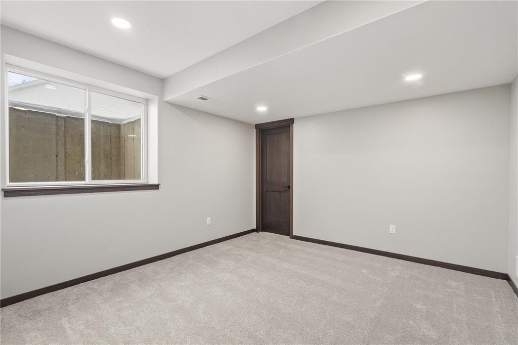 718 Pointer Circle. Center Point, IA 52213