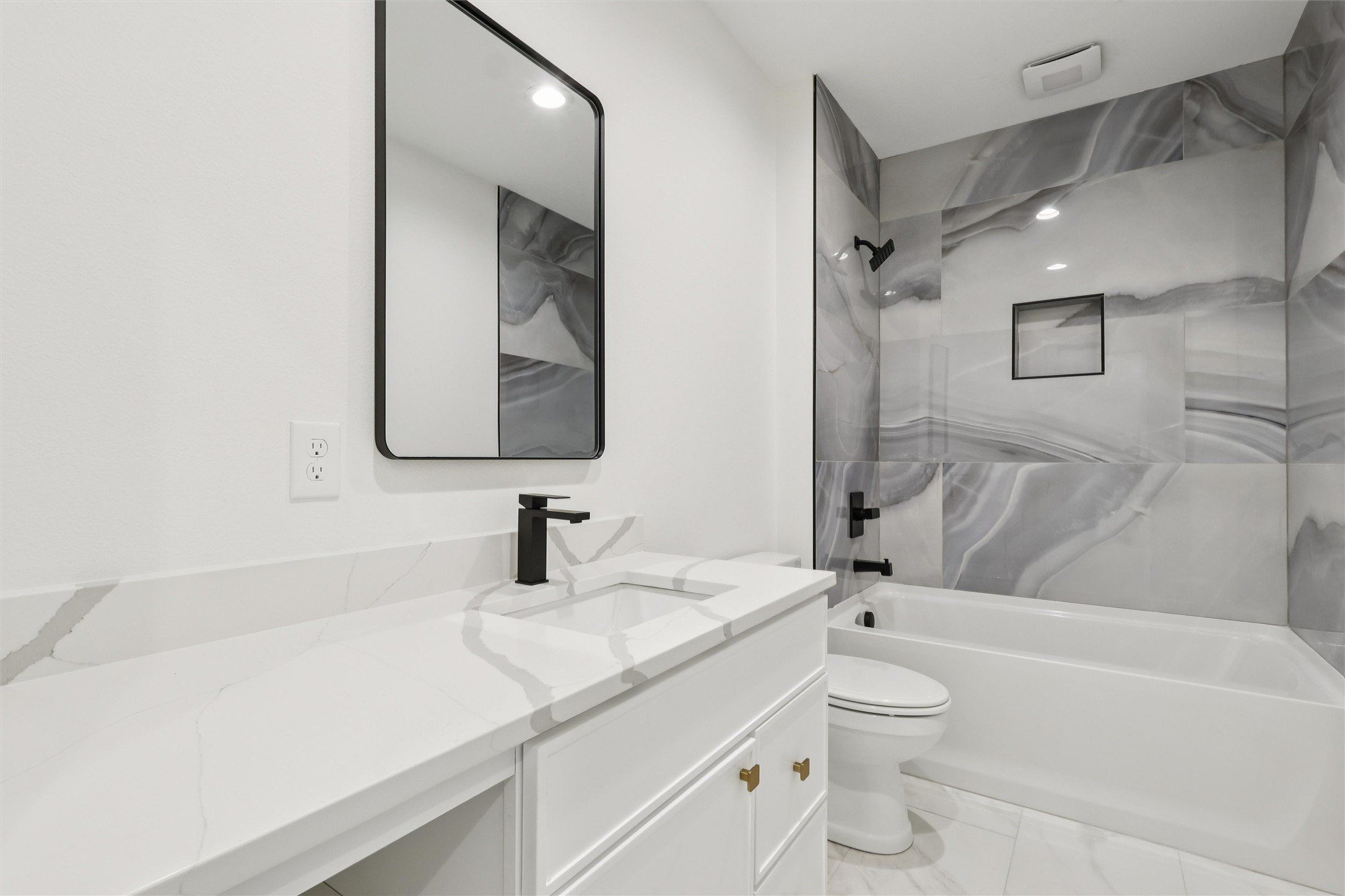 18190 Hidden Knoll. Clive, IA 50325