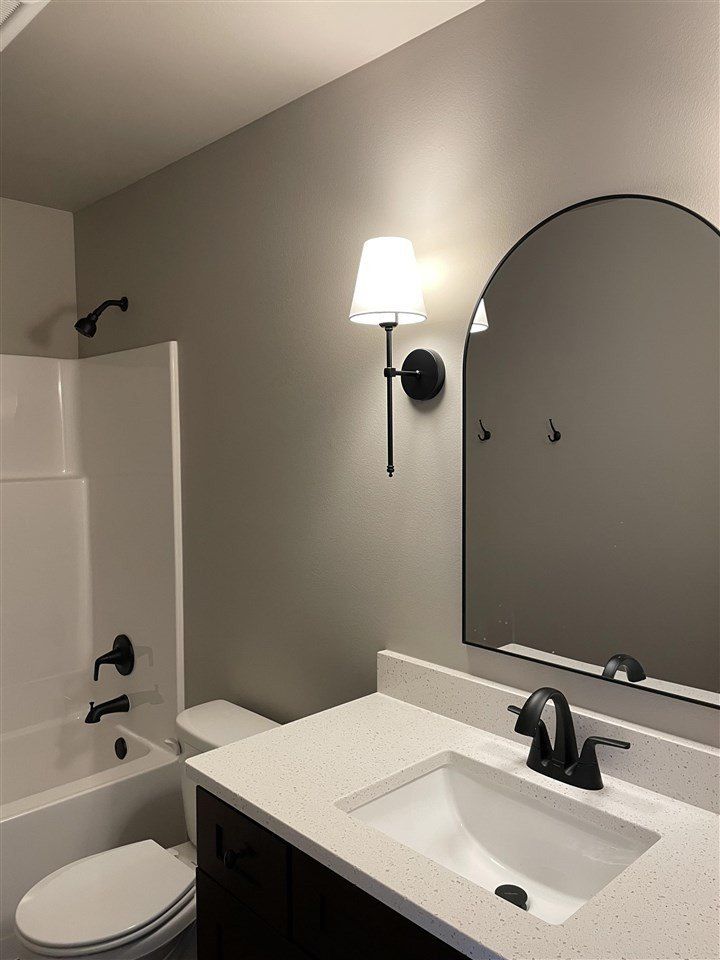 3861 Winnsboro Dr. Iowa City, IA 52245