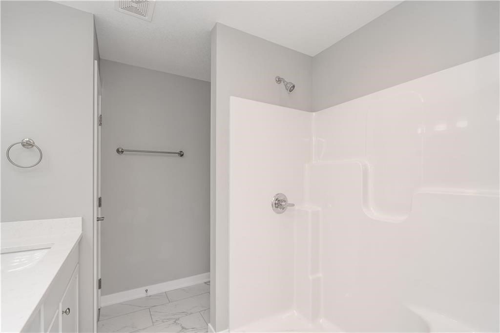 15305 Bellflower Lane. Urbandale, IA 50323