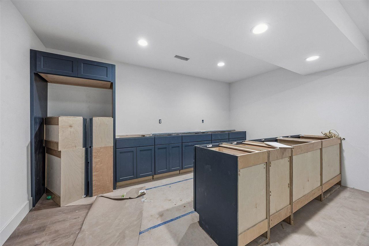 517 Elizabeth Ln. Tiffin, IA 52340