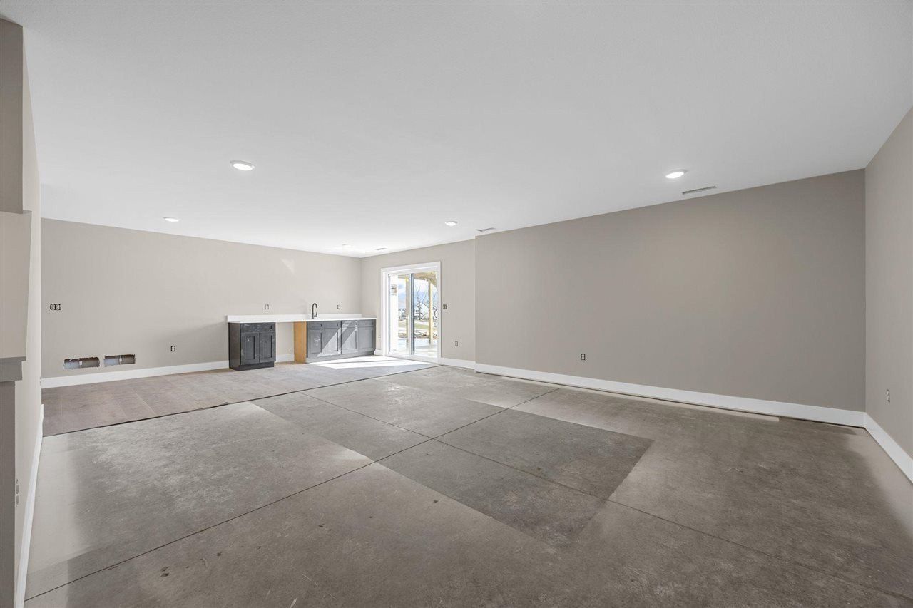 521 Elizabeth Ln. Tiffin, IA 52340