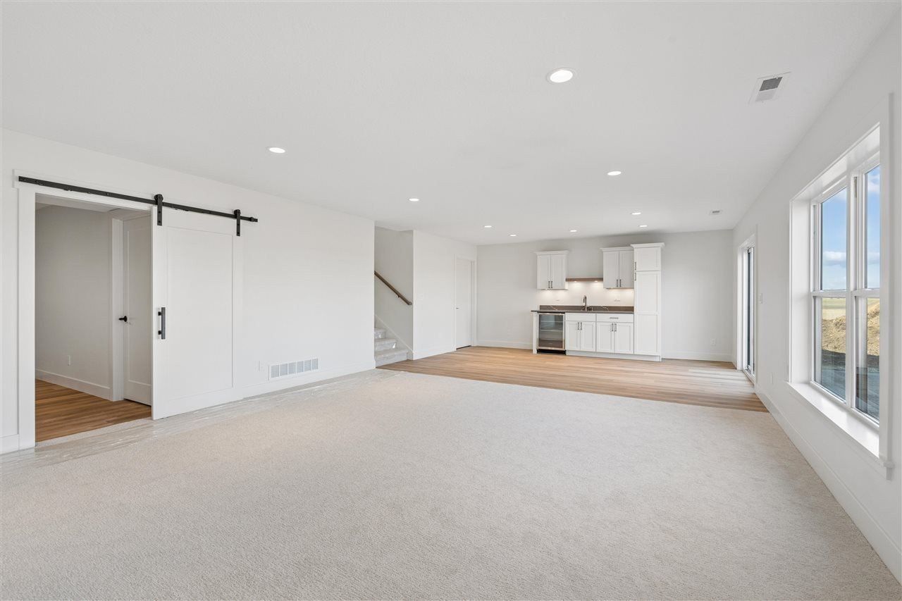 900 Crestview Drive. Solon, IA 52333