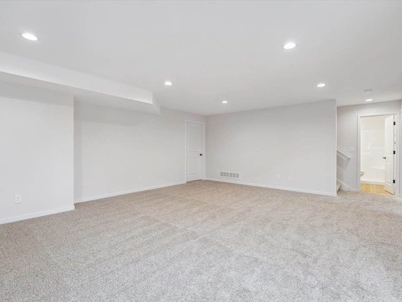 586 Maclan Cir. Iowa City, IA 52246
