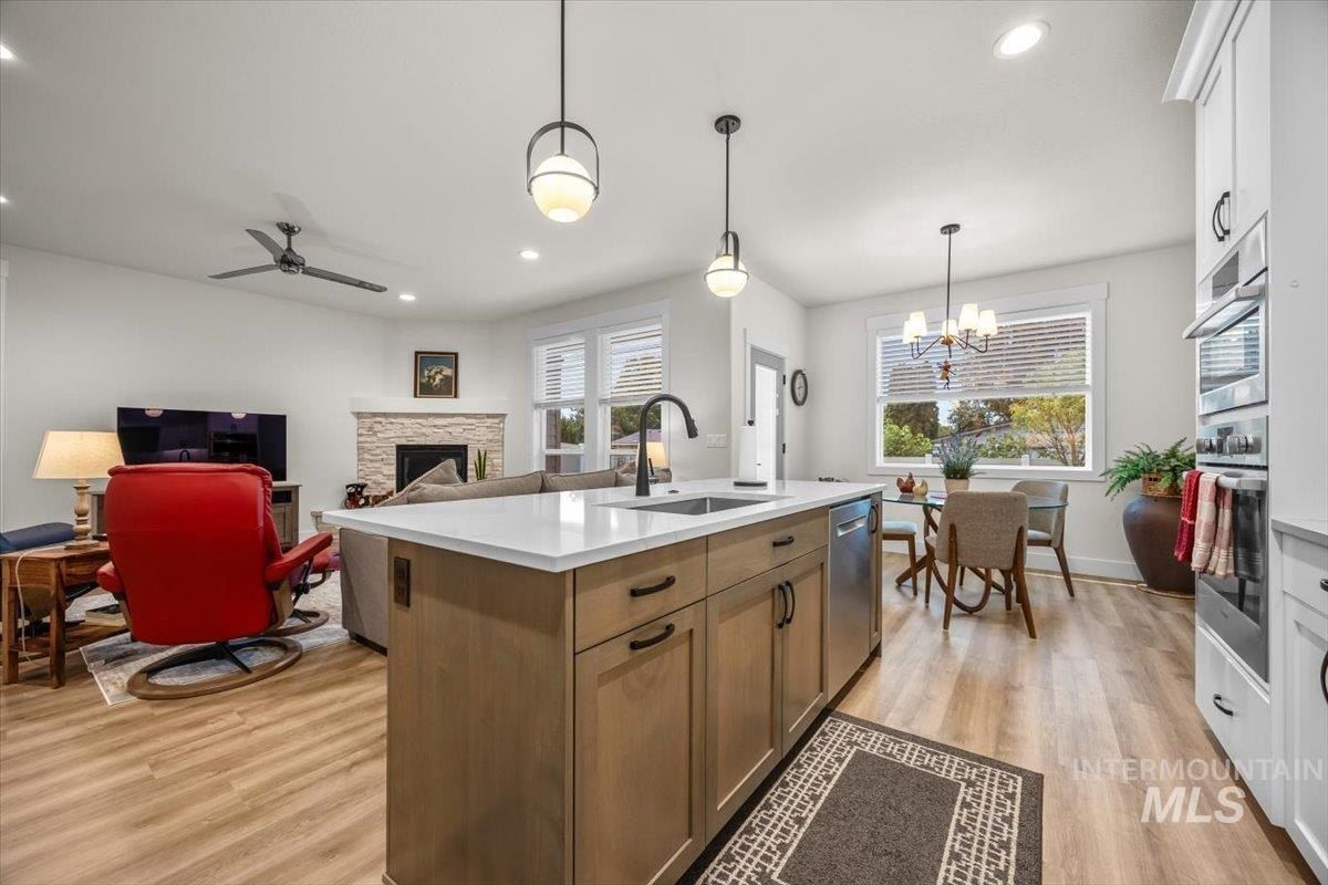 1529 N Parkshire Way. Meridian, ID 83642