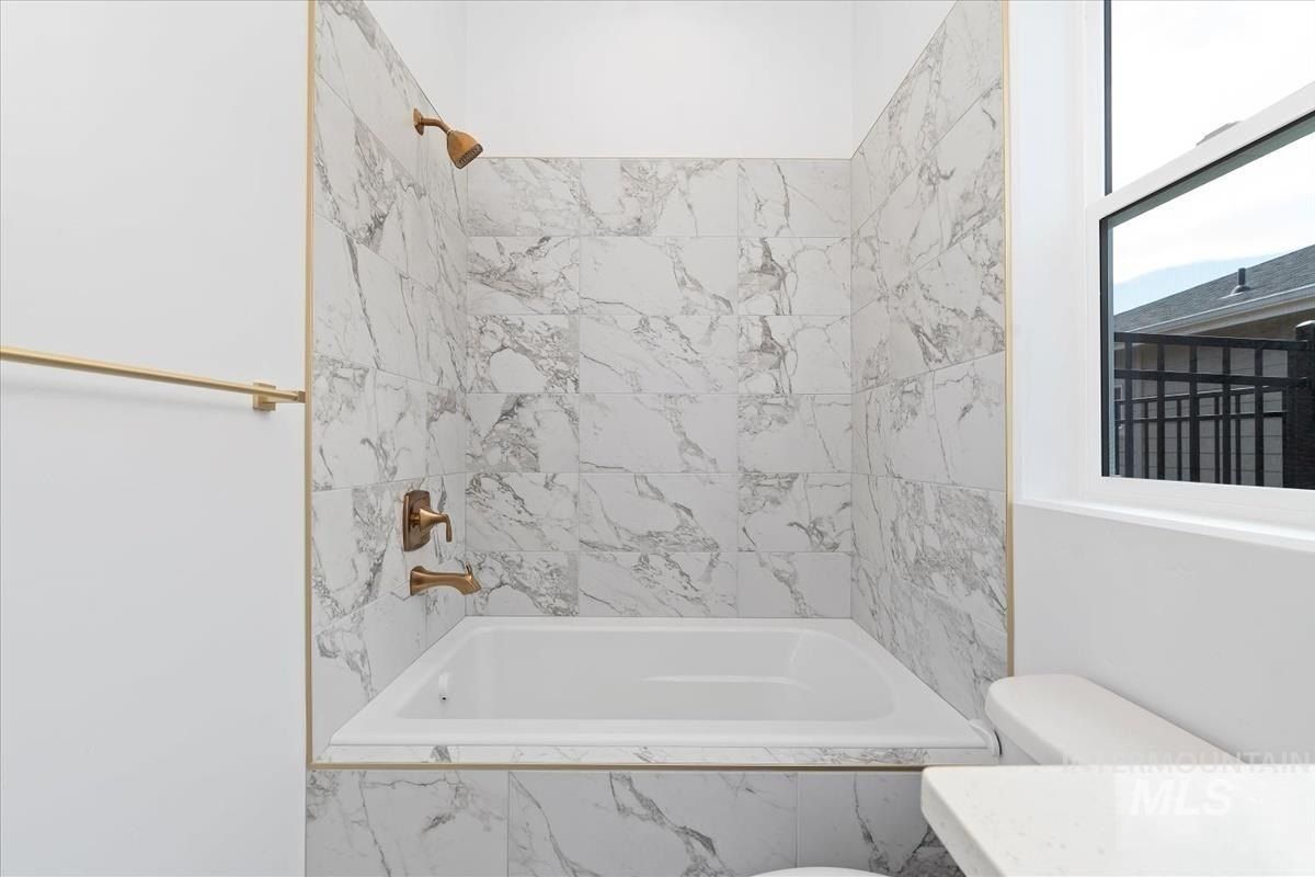 7131 E Chicken Hawk Loop. Nampa, ID 83686