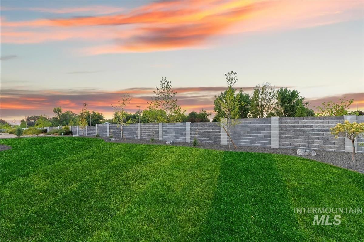 7096 E Chicken Hawk Loop. Nampa, ID 83686