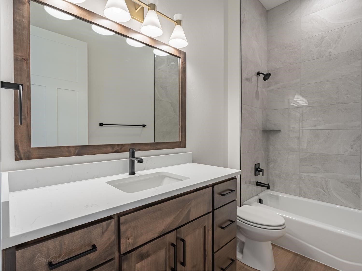 1571 N 835 E. Shelley, ID 83274