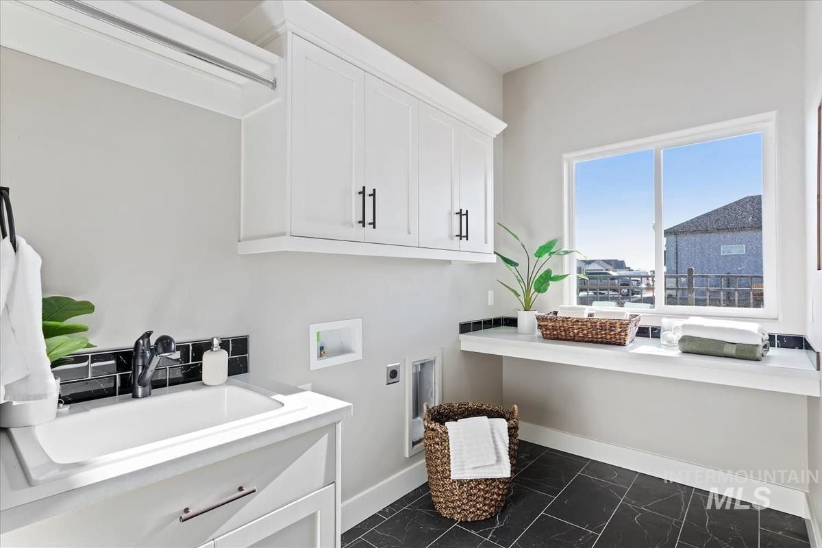 9933 S Peregrine Falcon Ave. Nampa, ID 83686