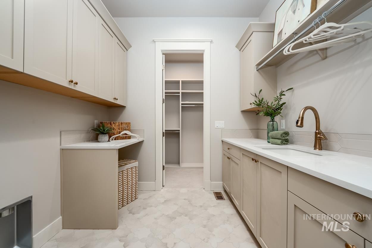 3537 N Harvest Moon Way. Eagle, ID 83616