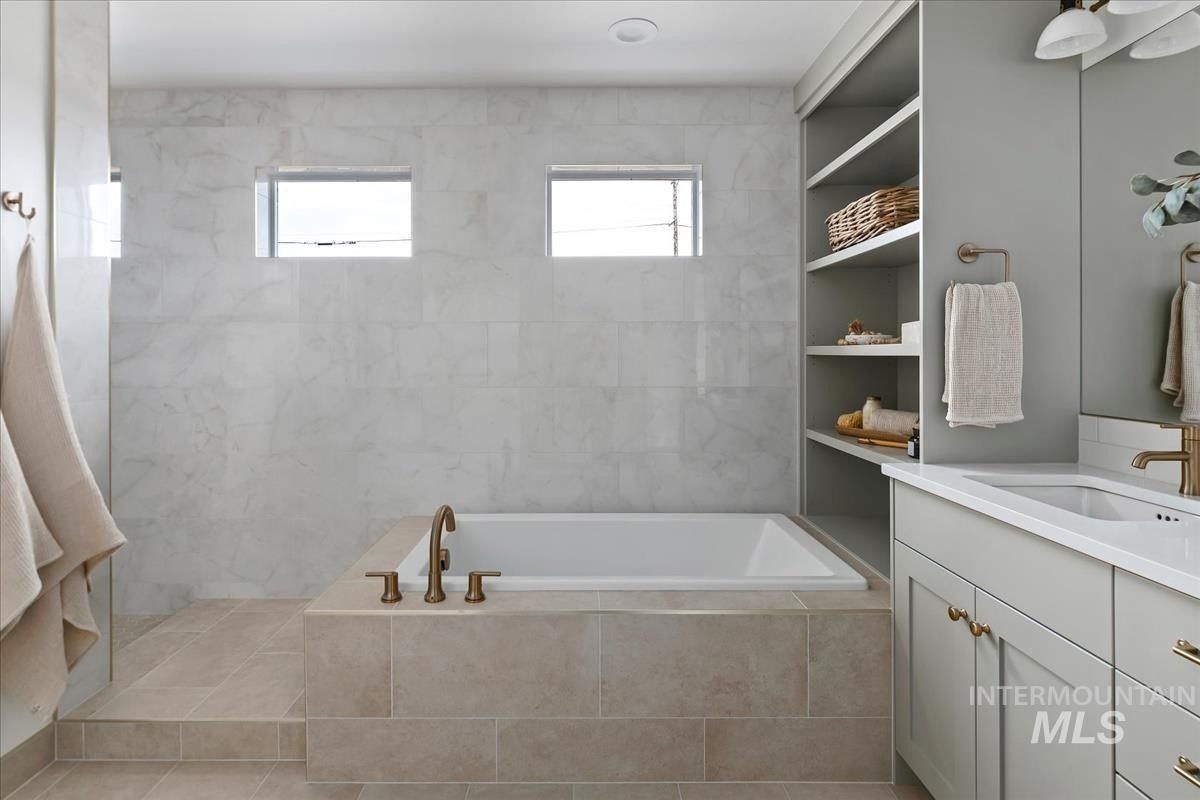 2527 E Cavern Way. Meridian, ID 83642