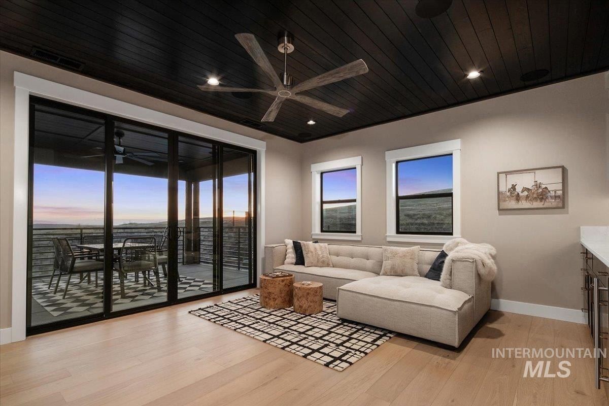 7017 N Cairnhill Way. Eagle, ID 83616