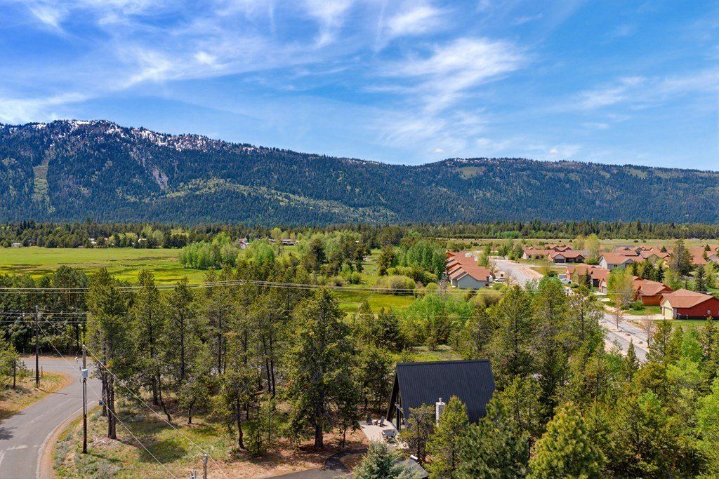152 Forest Place. Donnelly, ID 83615