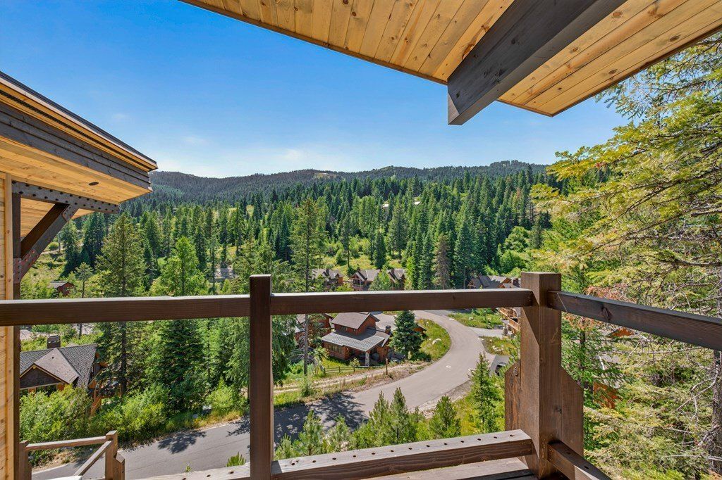 25 Haystack Court. Donnelly, ID 83615