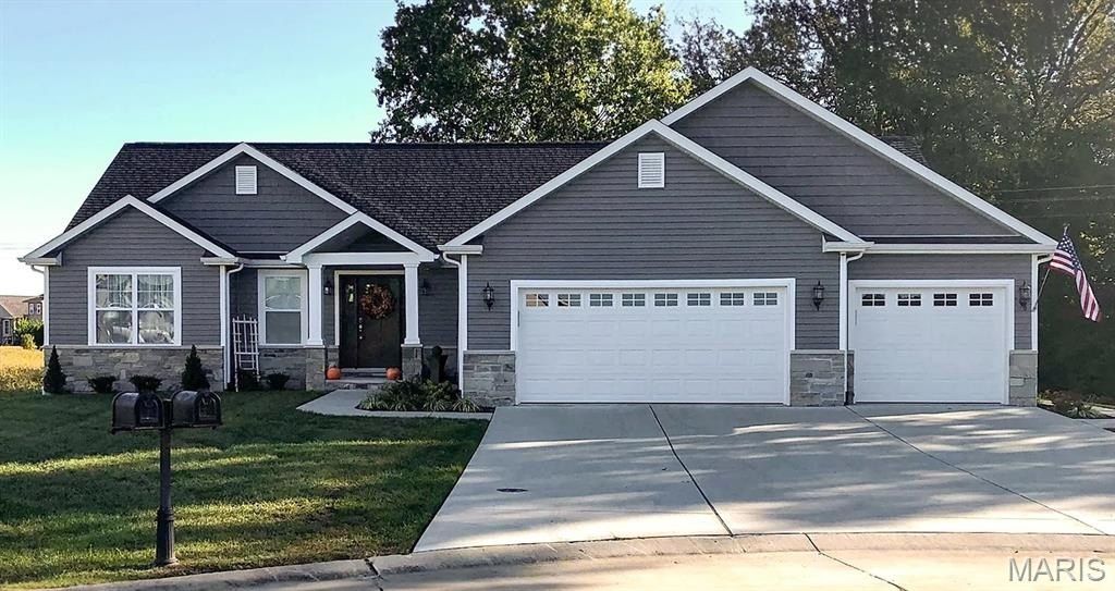 512 Hayden Drive. Waterloo, IL 62298