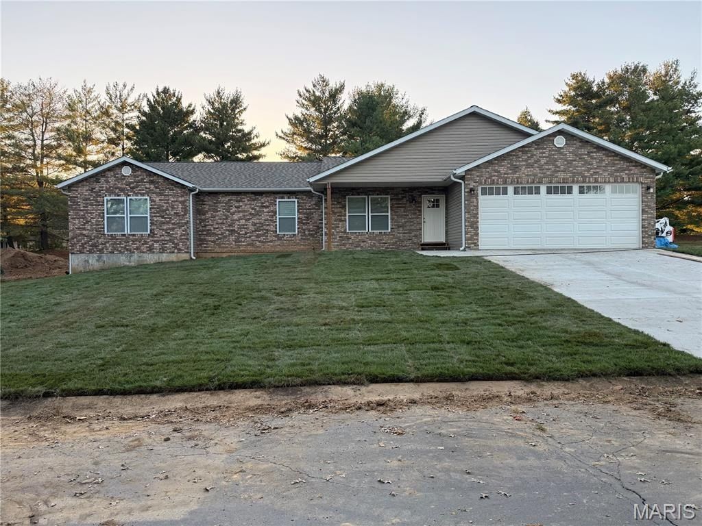 Deerfield Circle. Alton, IL 62002