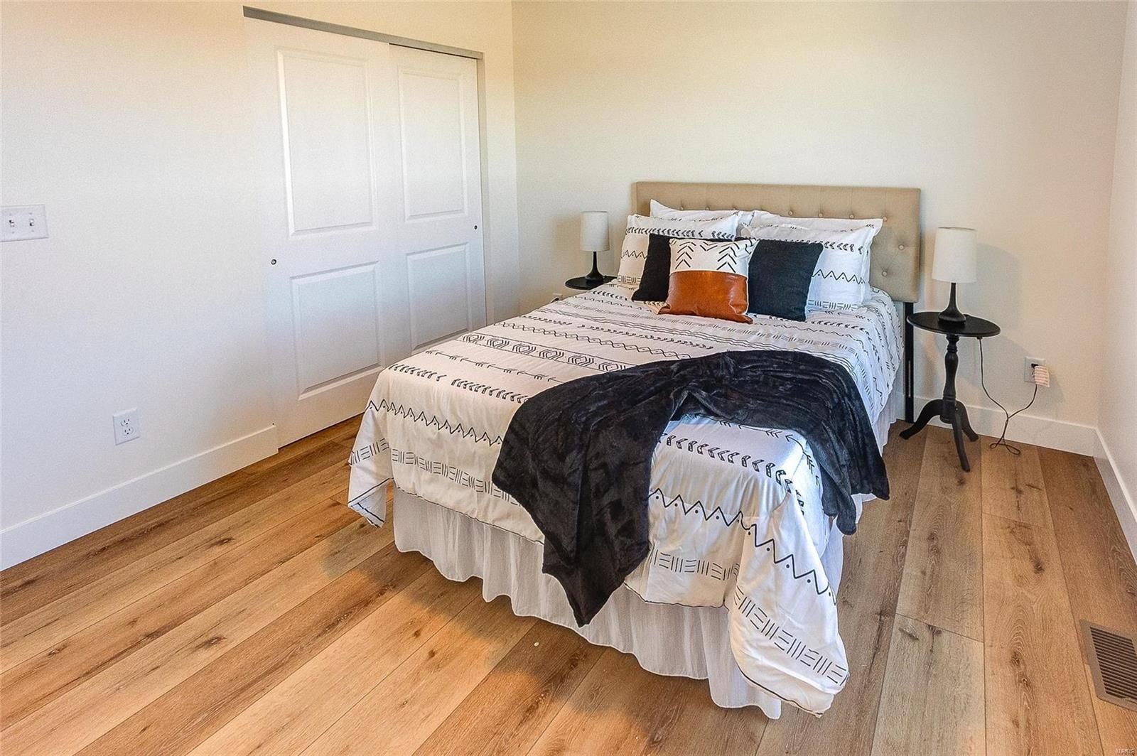 127 Bayport Drive. Moro, IL 62067