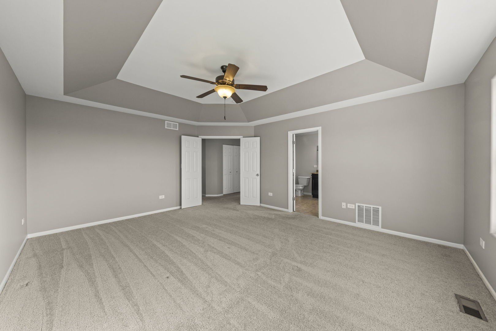 906 N Carly Circle. Yorkville, IL 60560