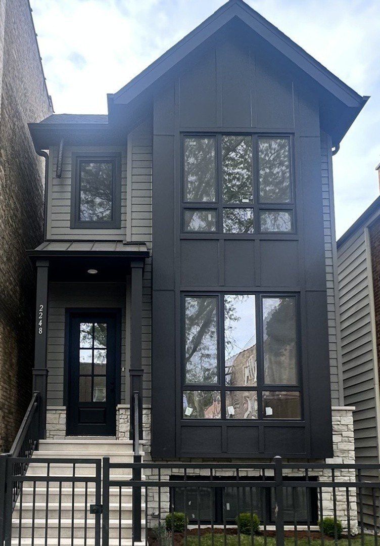2248 W Ainslie Street. Chicago, IL 60625