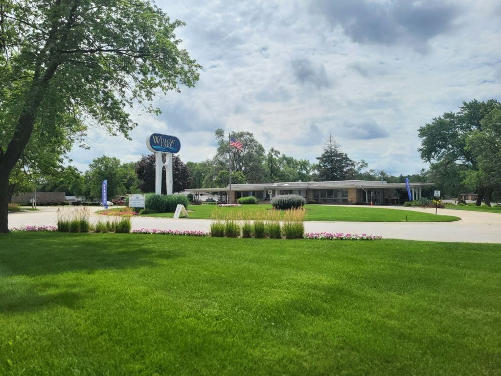 1124 Lake Terrace 159. Elgin, IL 60123