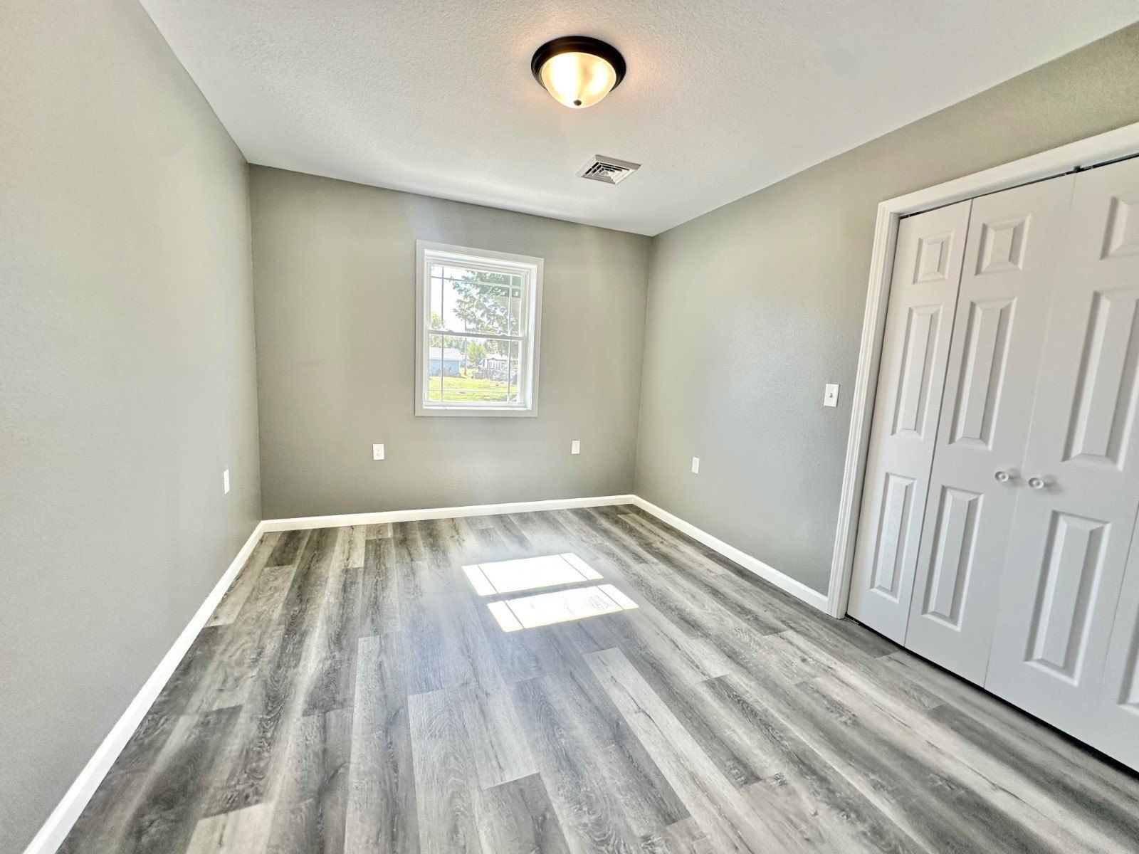 526 W 3Rd St. Flora, IL 62839