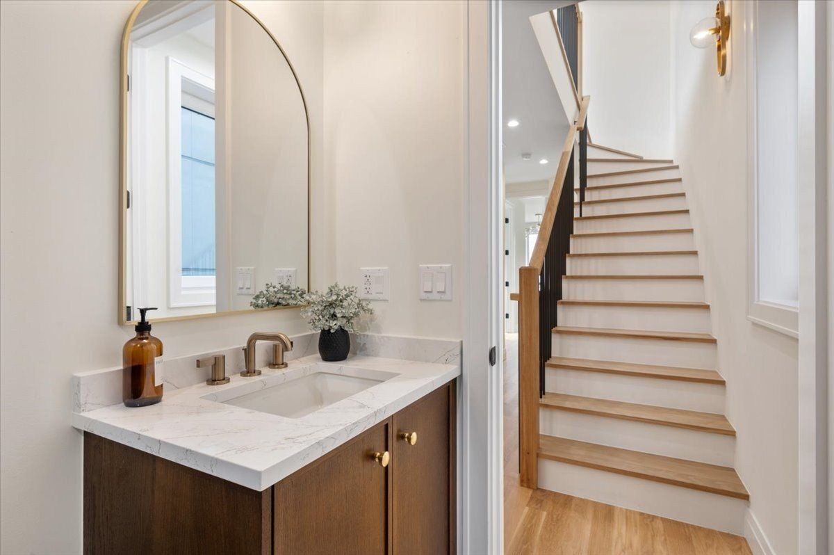 529 N Hartland Court. Chicago, IL 60622