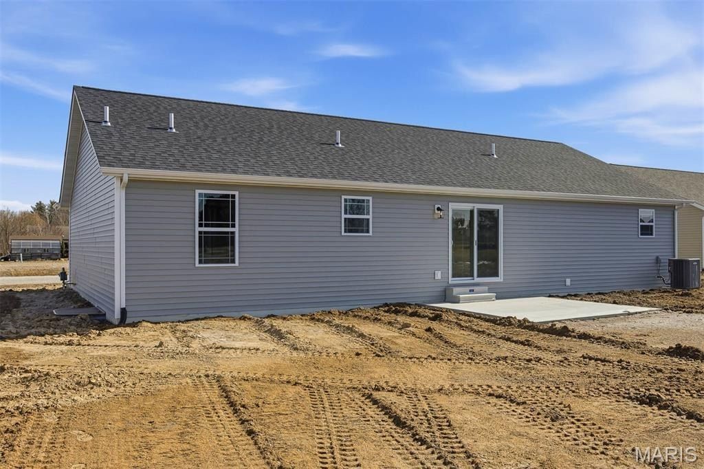 4823 Fitz James Crossing. Highland, IL 62249