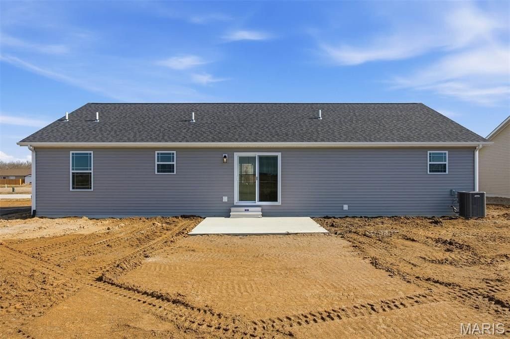 4823 Fitz James Crossing. Highland, IL 62249