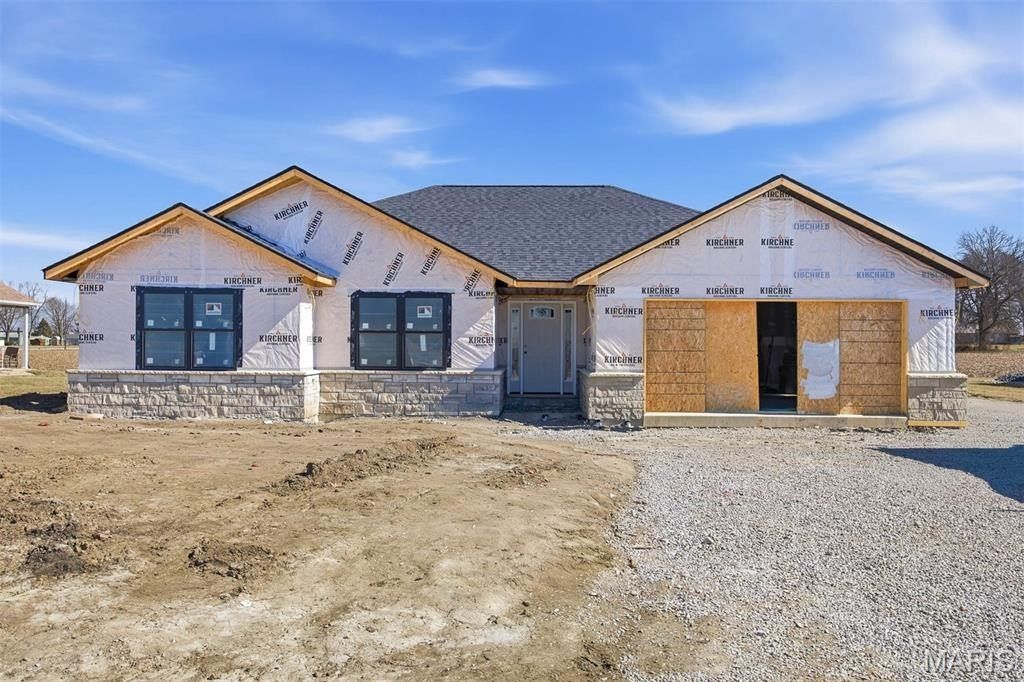 2728 Pineview Drive. Highland, IL 62249