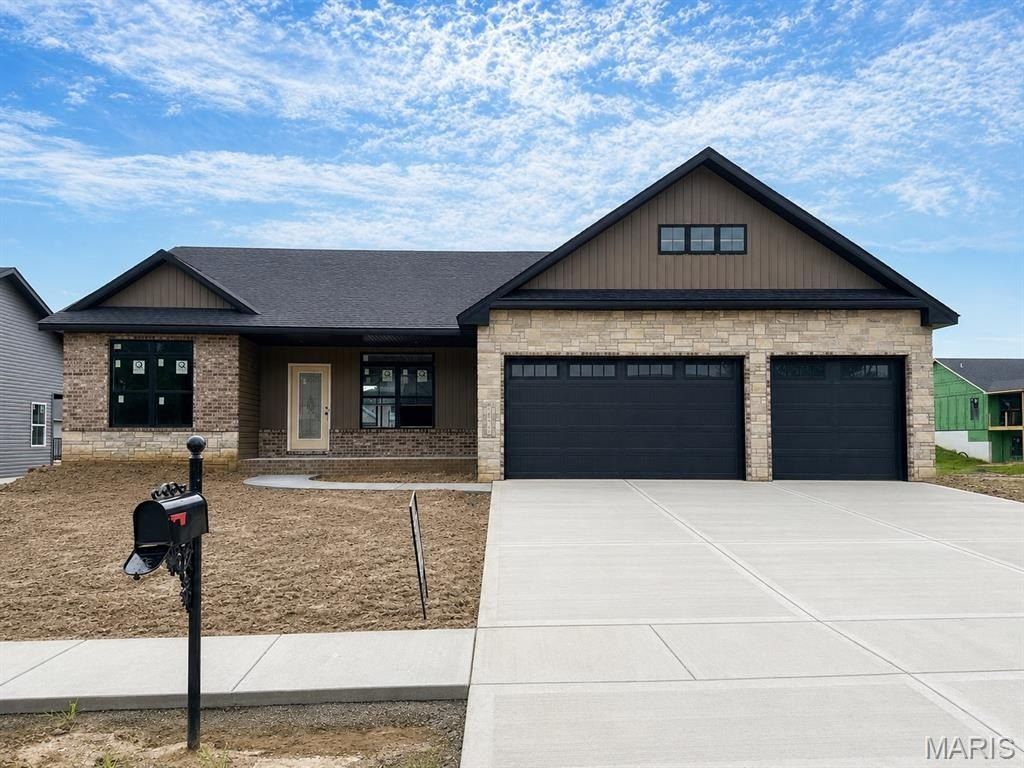 1827 Robins Mill Court. Maryville, IL 62062
