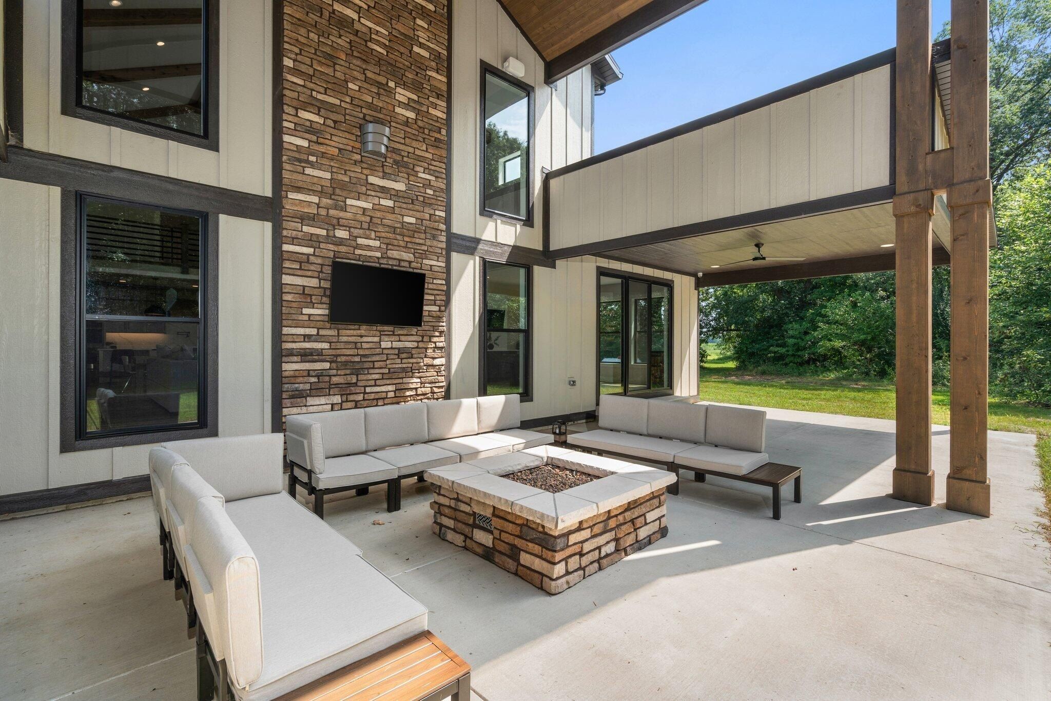 548 E 1400 S. Kouts, IN 46347