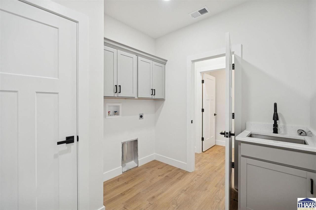 2529 Eisenhower Lane. Terre Haute, IN 47803