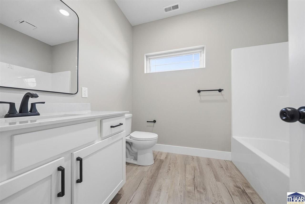 1095 Oakridge Drive. Clinton, IN 47842