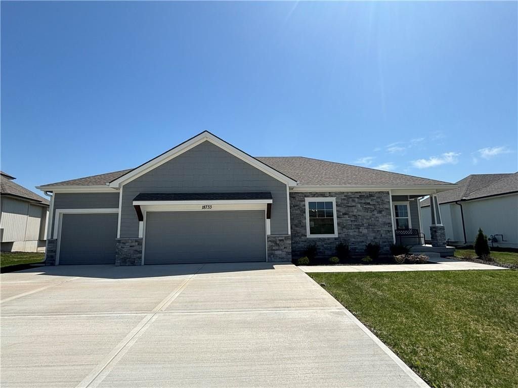 18658 Deer Run Street. Spring Hill, KS 66083