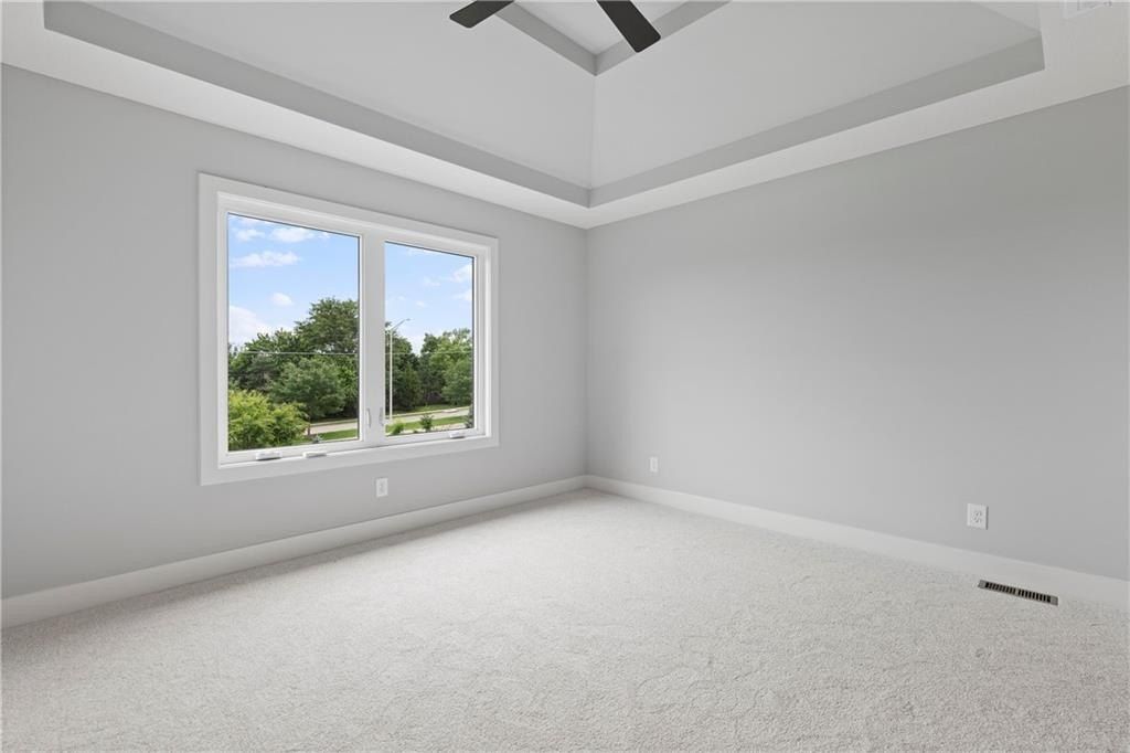 10675 W 142Nd Terrace. Overland Park, KS 66221