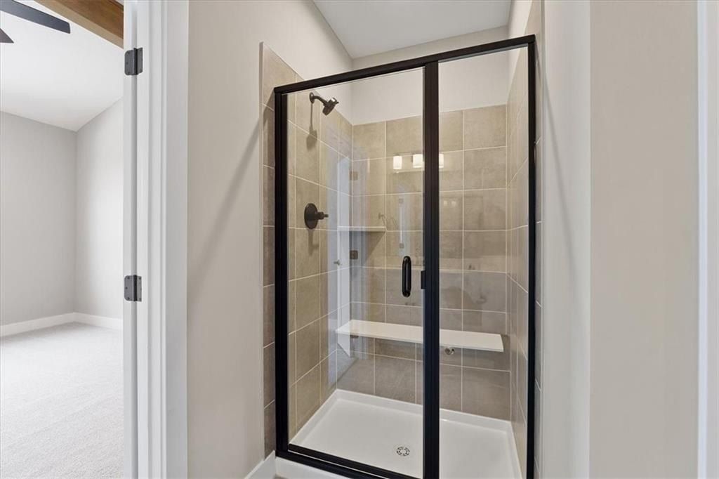 25042 W 94Th Terrace. Lenexa, KS 66227